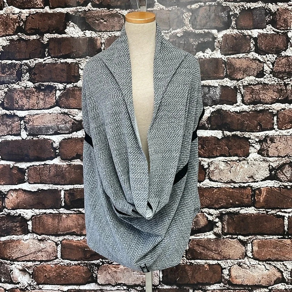 Lululemon Women's Scarf Vest Grey Snaps Arm Holes - Picture 3 of 9